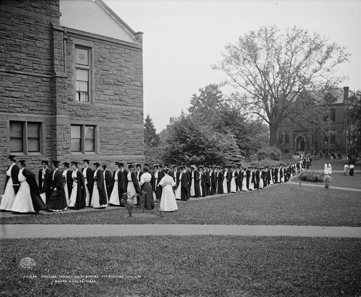 Idosos marchando para a capela, Faculdade de Holyoke, South Hadley, Massachusetts, c.1908 de Detroit Publishing Co.