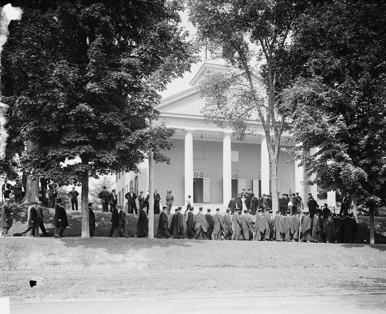Idosos marchando para a faculdade, Amherst College, c.1908 (foto p - b) de Detroit Publishing Co.