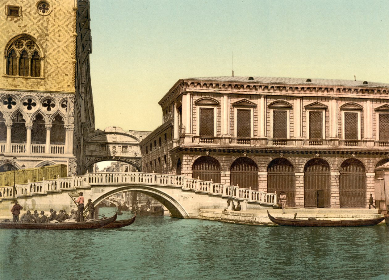 Ponte de palha com a ponte dos suspiros atrás, Veneza, 1890-1900 de Detroit Publishing Co.