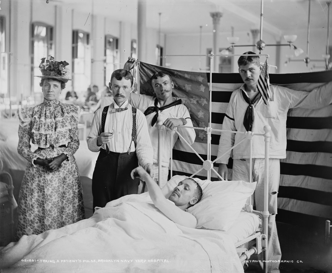 Tomando o pulso de um paciente, Brooklyn Navy Yard Hospital, c.1890-1901 de Detroit Publishing Co.