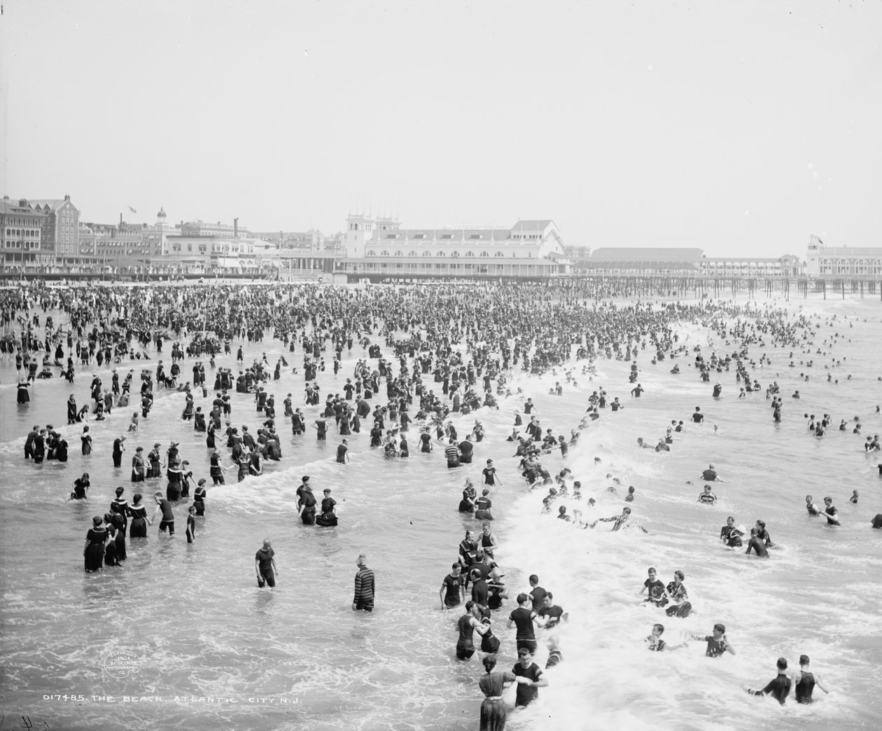 The Beach, Atlantic City, c.1904 (foto a p/b) de Detroit Publishing Co.
