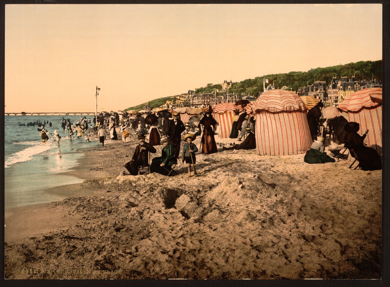 A praia à hora do banho, Trouville-sur-Mer, França, c.1905 (foto colorida) de Detroit Publishing Co.