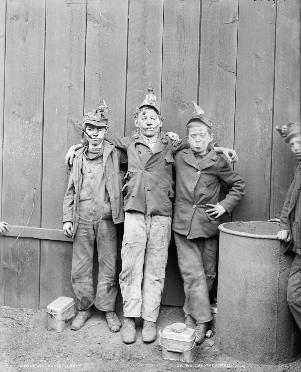 Three Coal Breaker Boys, Woodward Coal Mines, Kingston, Pennsylvania, EUA, c.1890 (foto a p/b) de Detroit Publishing Co.