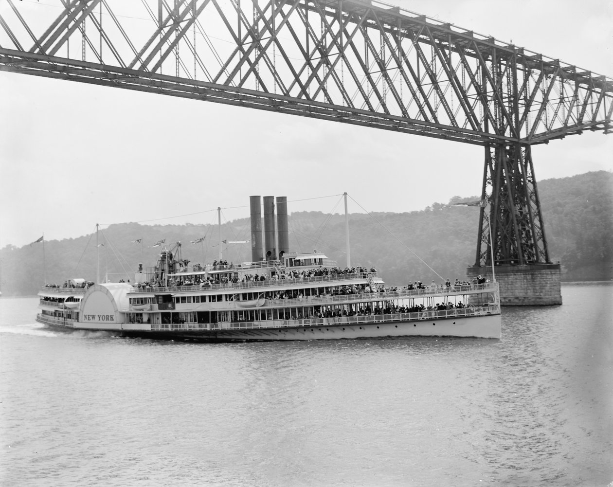 Sob Poughkeepsie Bridge, Nova York, c.1906 (foto a p/b) de Detroit Publishing Co.