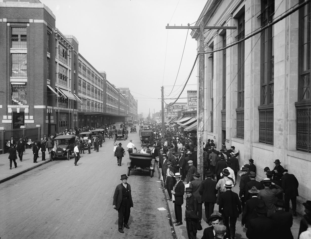 Trabalhadores fora da Ford Motor Company, Detroit, Michigan, EUA, c.1910 de Detroit Publishing Co.