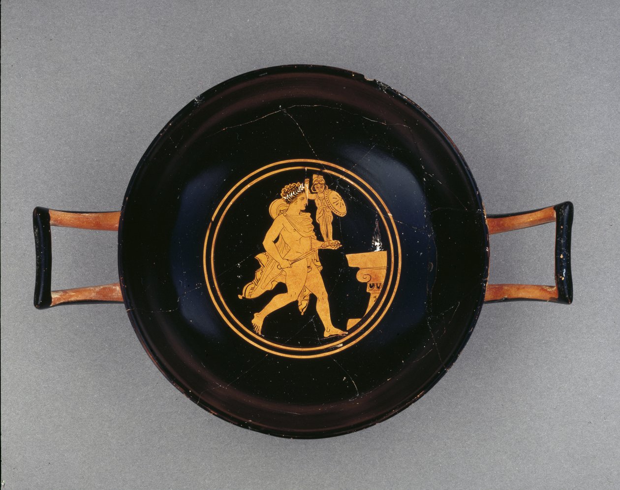 Taça atálica de corpo vermelho sem haste, representando Diomedes roubando o paládio mágico, uma estátua de Pallas Atena, da Apúlia, final do século V aC (cerâmica) de Diomed painter
