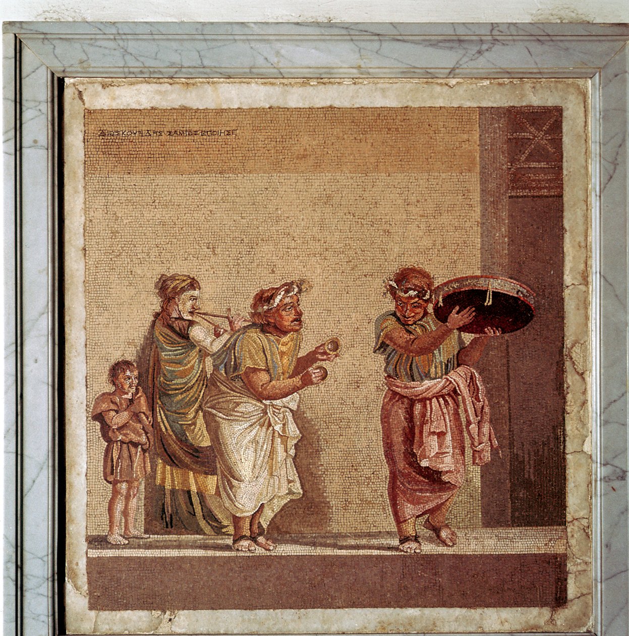 Mosaico romano de músicos e atores mascarados em uma peça, Pompeia, Itália de Dioscurides