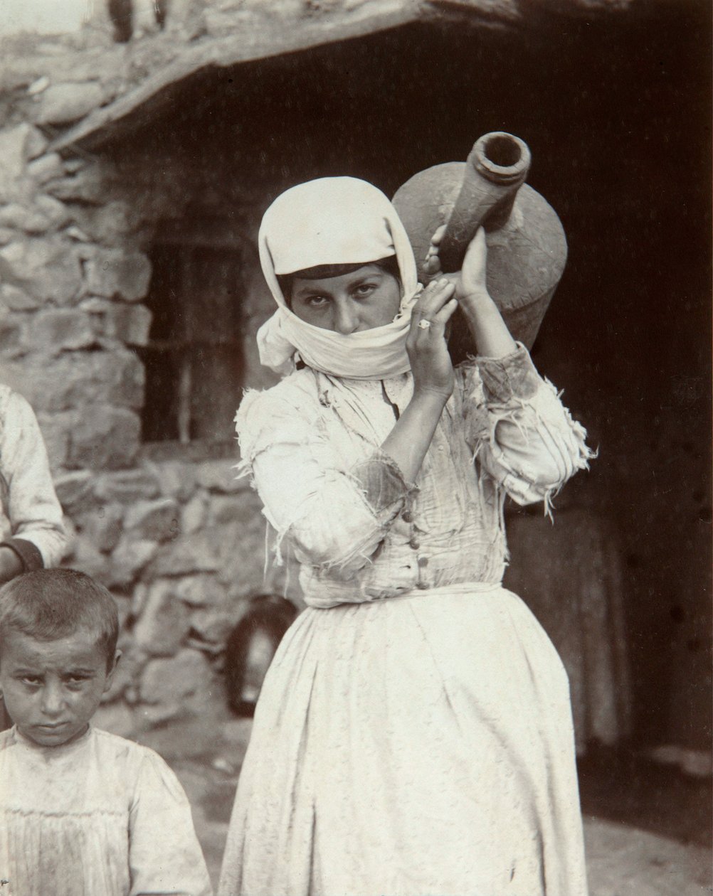 Menina do país armênia, Yerevan, Armênia, década de 1880. de Dmitri Ivanovich Yermakov