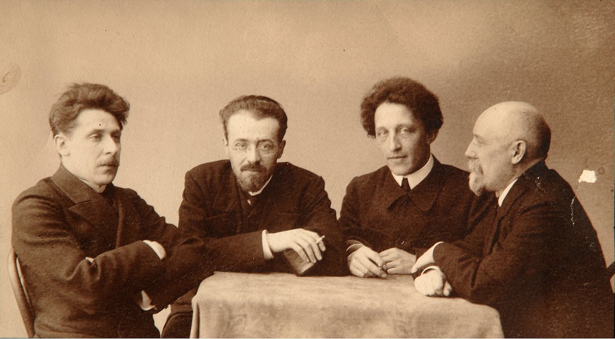 Retrato de Grupo dos Poetas Alexandre (Alexandre) Aleksandrovich Blok (1880-1921), Georgii (George) Chulkov (1879-1939), Konstantin Aleksandrovich Erberg (Siunnerberg, Syunnerberg, Sunnenberg) (1871-1942) e Fyodor Sologub (Fiodor Sologoub, Fiodor Kouzmit de Dmitri Spiridonovich Zdobnov