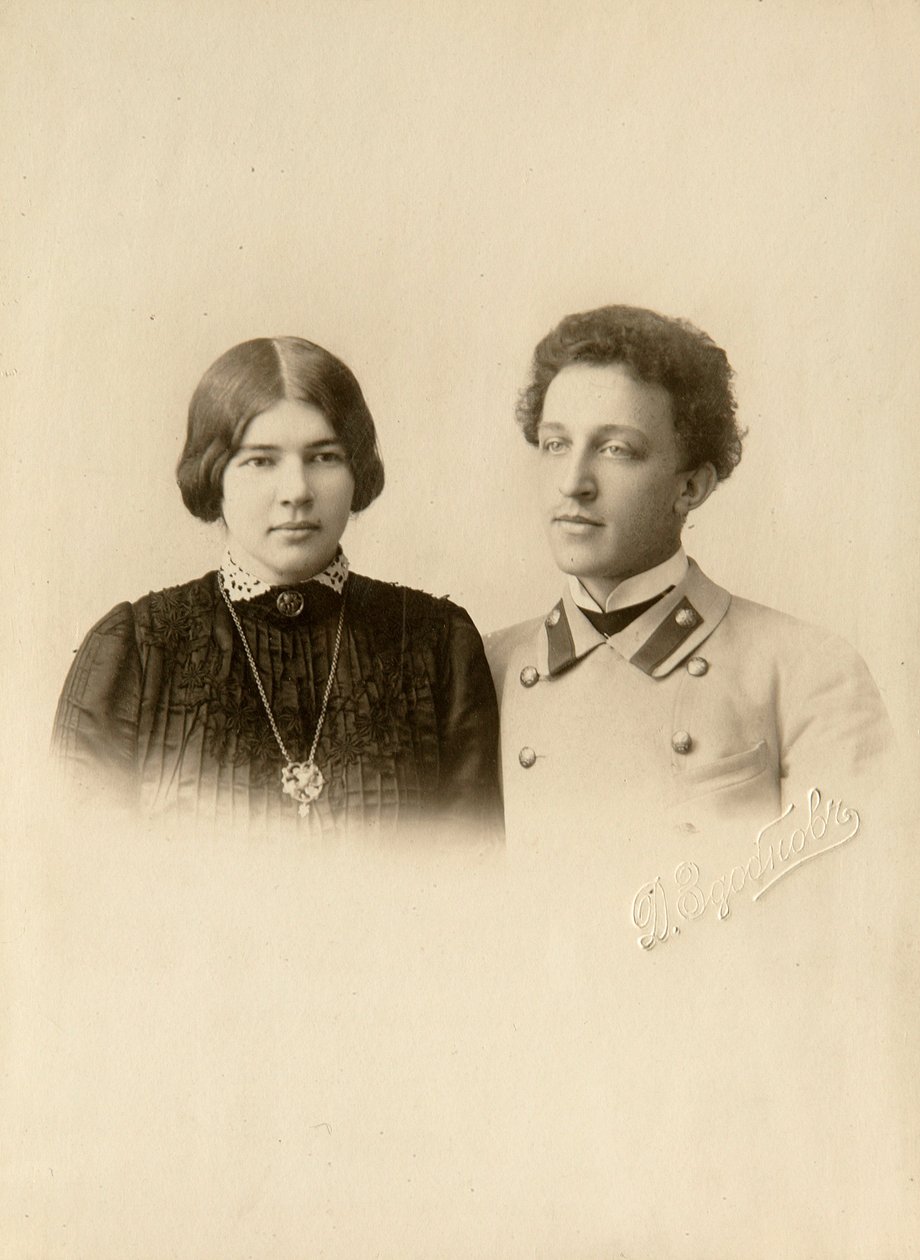 Retrato do poeta Alexander (Alexandre) Aleksandrovich Blok (1880-1921) com sua esposa. Fotografia de Gelatina de Prata por Dmitri Spiridonovich Zdobnov (Fim do séc. de Dmitri Spiridonovich Zdobnov