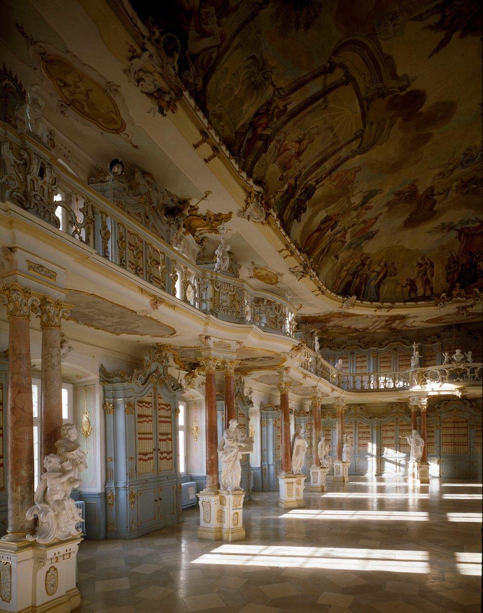 Vista da sala da biblioteca do mosteiro Schussenried realizada pelo arquitecto Domenikus Zimmermann (1685-1766) Schussenried do século XVIII, Alemanha de Dominikus Zimmermann