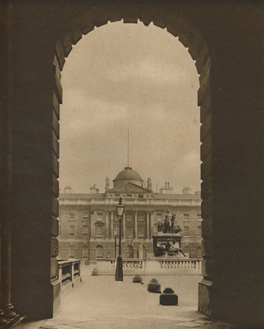 Uma vista de passagem da Somerset House From The Strand, c1935. de Donald McLeish