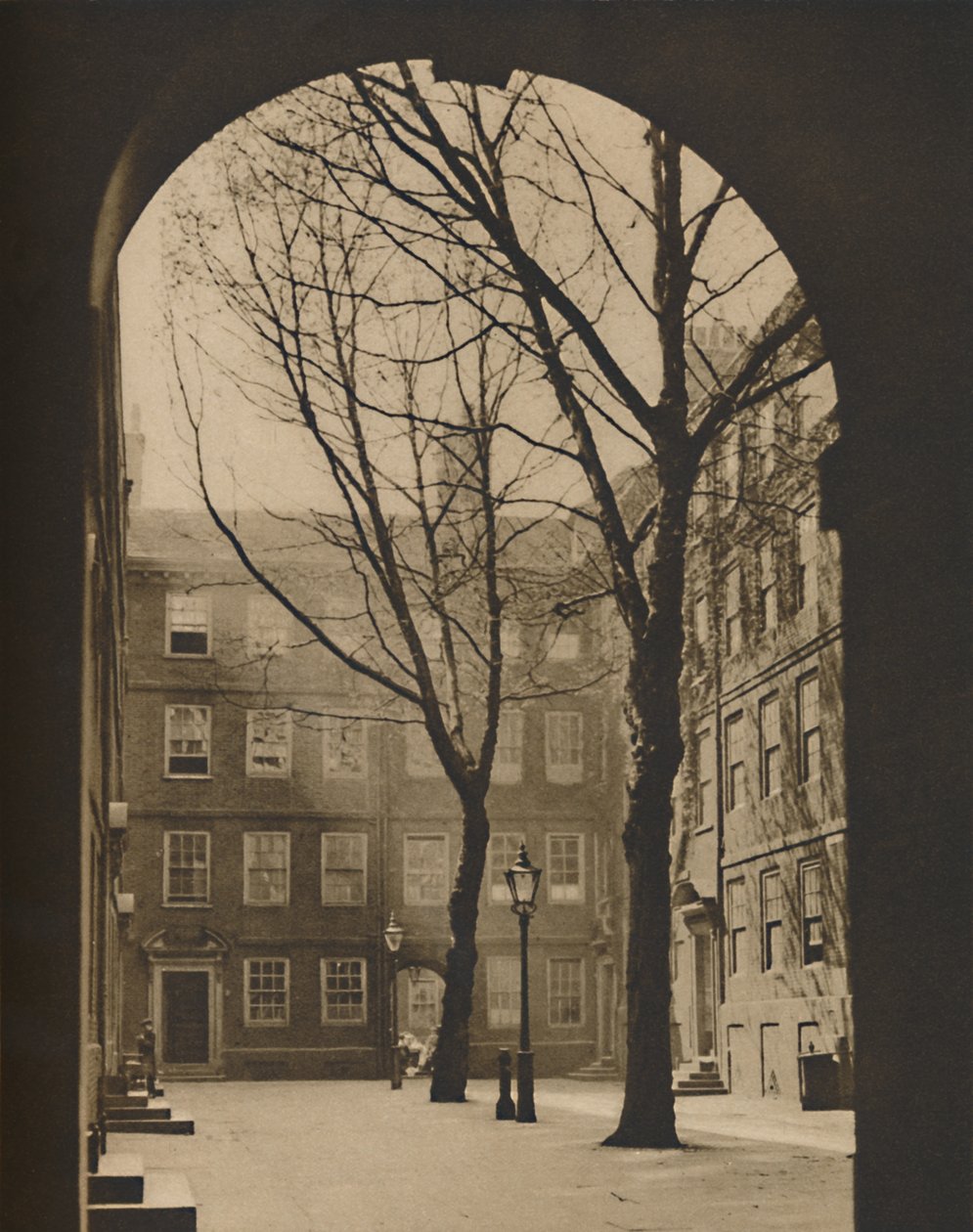 Uma visão do início da primavera no templo, c1935. de Donald McLeish