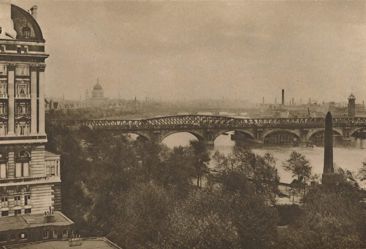 Adelphi Terrace tem vista para o rio do leste, do hotel Cecil até a Tower Bridge, c1935. de Donald McLeish