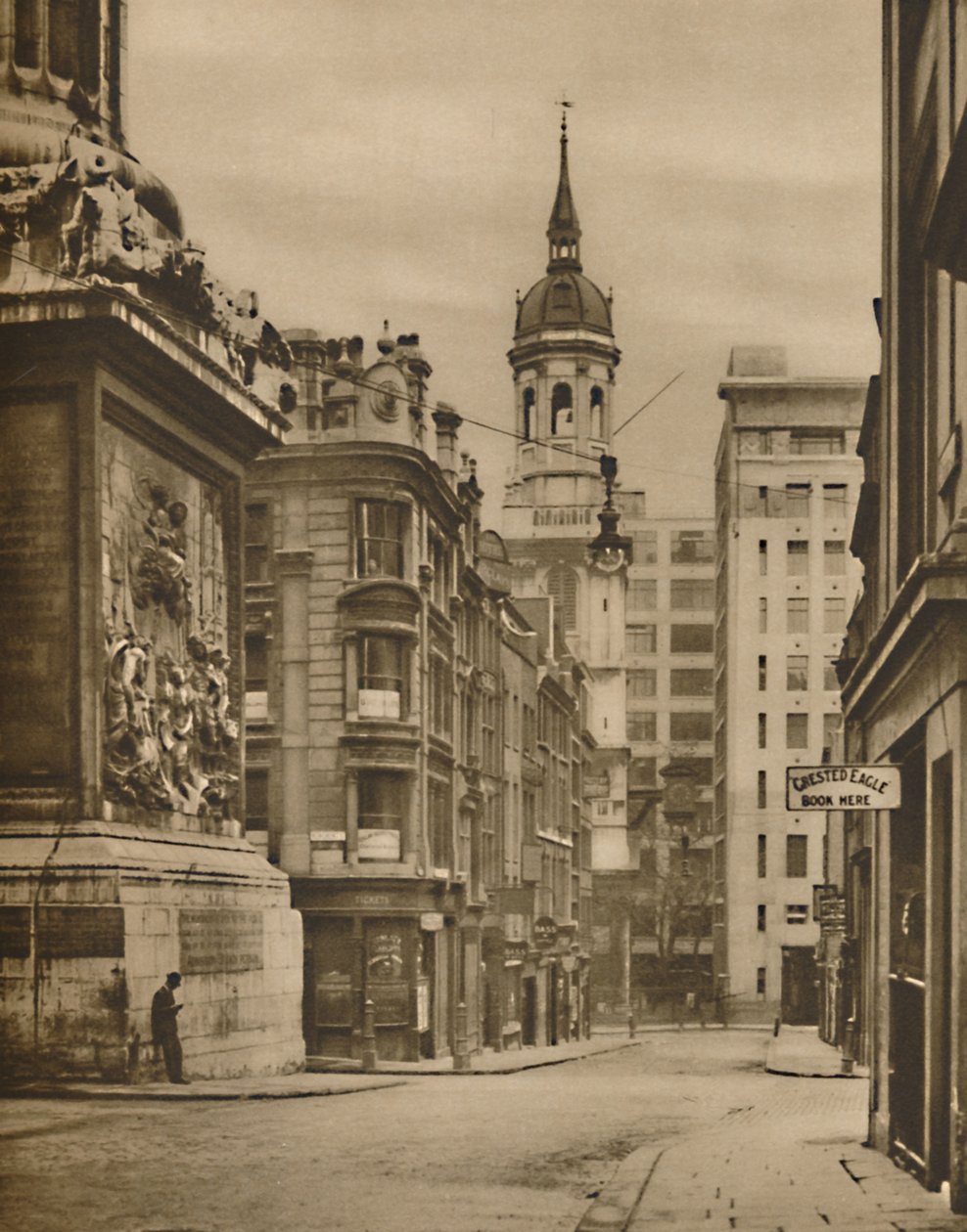 Na base do monumento de Fish Street Hill, c1935. de Donald McLeish