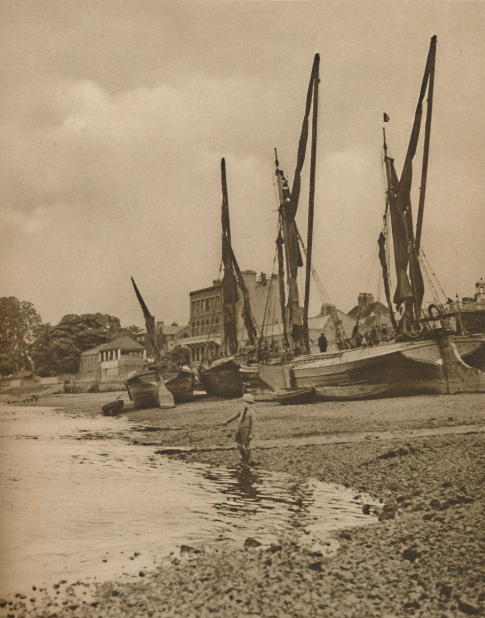 Barcaças encalhada em Mortlake With The Tide no maré cheio, c1935. de Donald McLeish