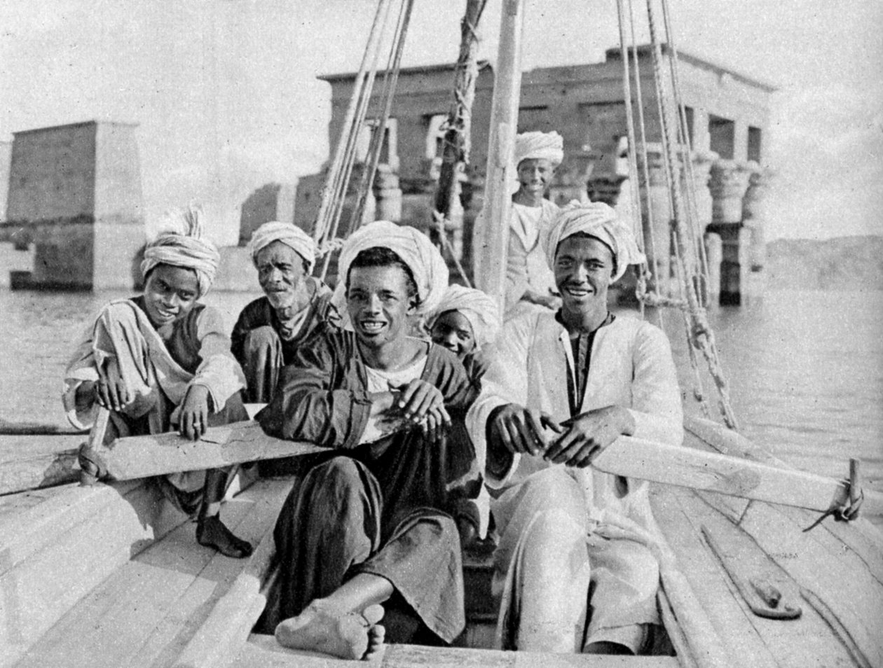 Barqueiros de Berberin, ilha inundada de Philae, Egito, c1922 de Donald McLeish