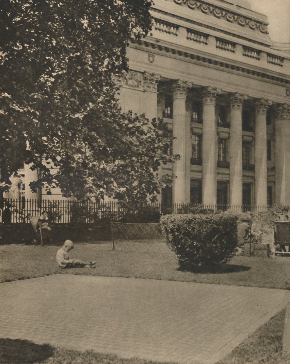 As crianças brincam onde uma vez o andaime pingava sangue, c1935. de Donald McLeish