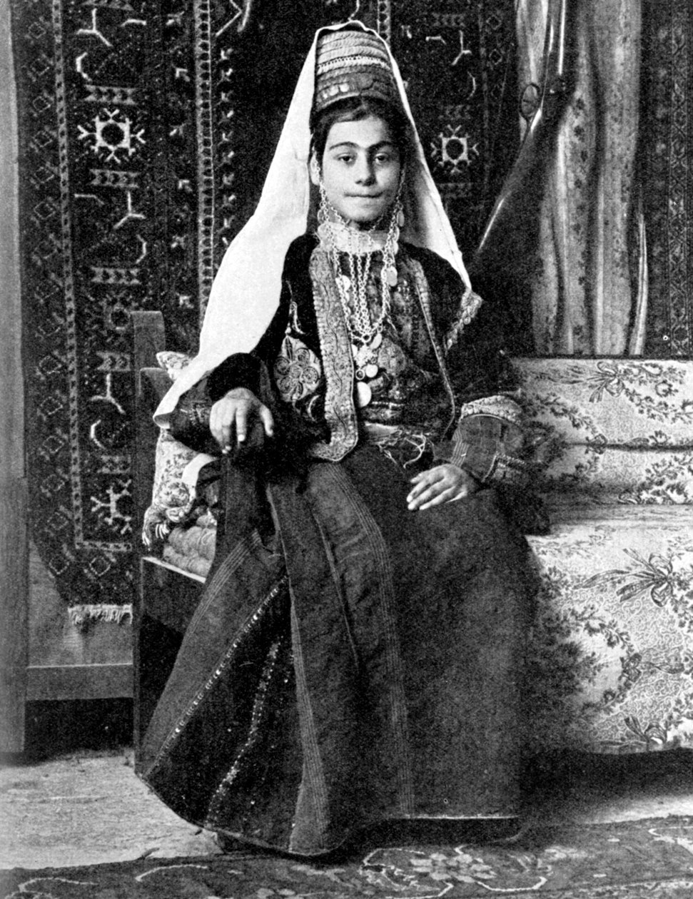 Mulher cristã em um vestido de noiva, Palestina, 1936. de Donald McLeish