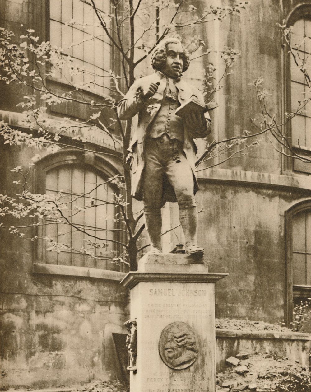 Dr. Johnson em seu pedestal, de onde ele pode ver a Fleet Street, c1935. de Donald McLeish