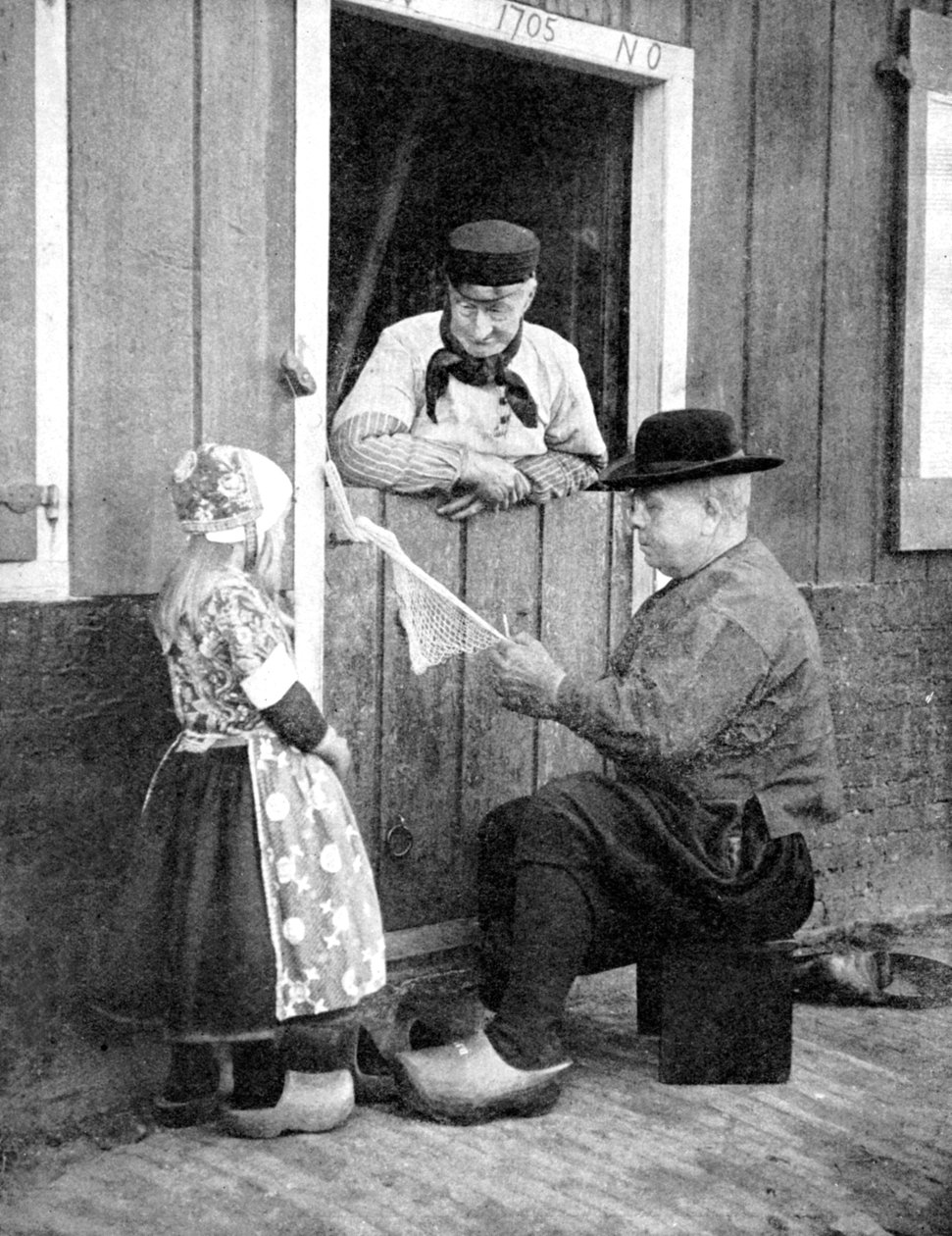 Povo holandês usando tamancos, Marken, Holanda, 1936. de Donald McLeish