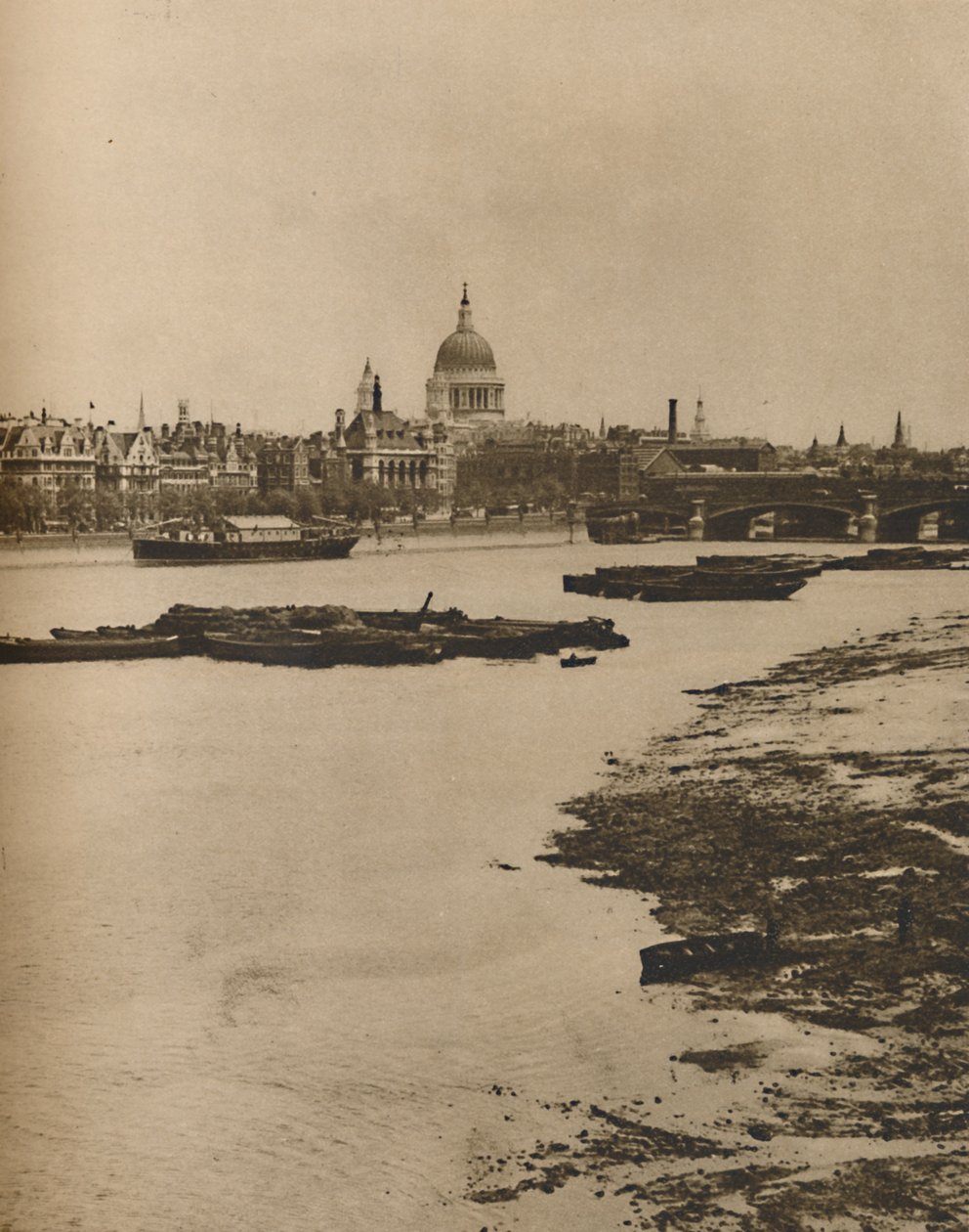 Terraplenagem e Blackfriars da extremidade sul da ponte de Waterloo, c1935. de Donald McLeish