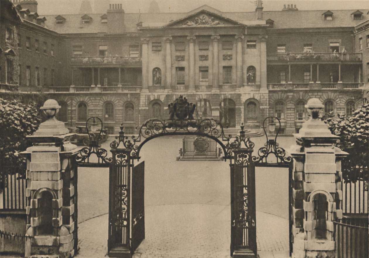 Entrada para o Hospital Guys com a Estátua dos Fundadores, no centro do pátio, c1935. de Donald McLeish