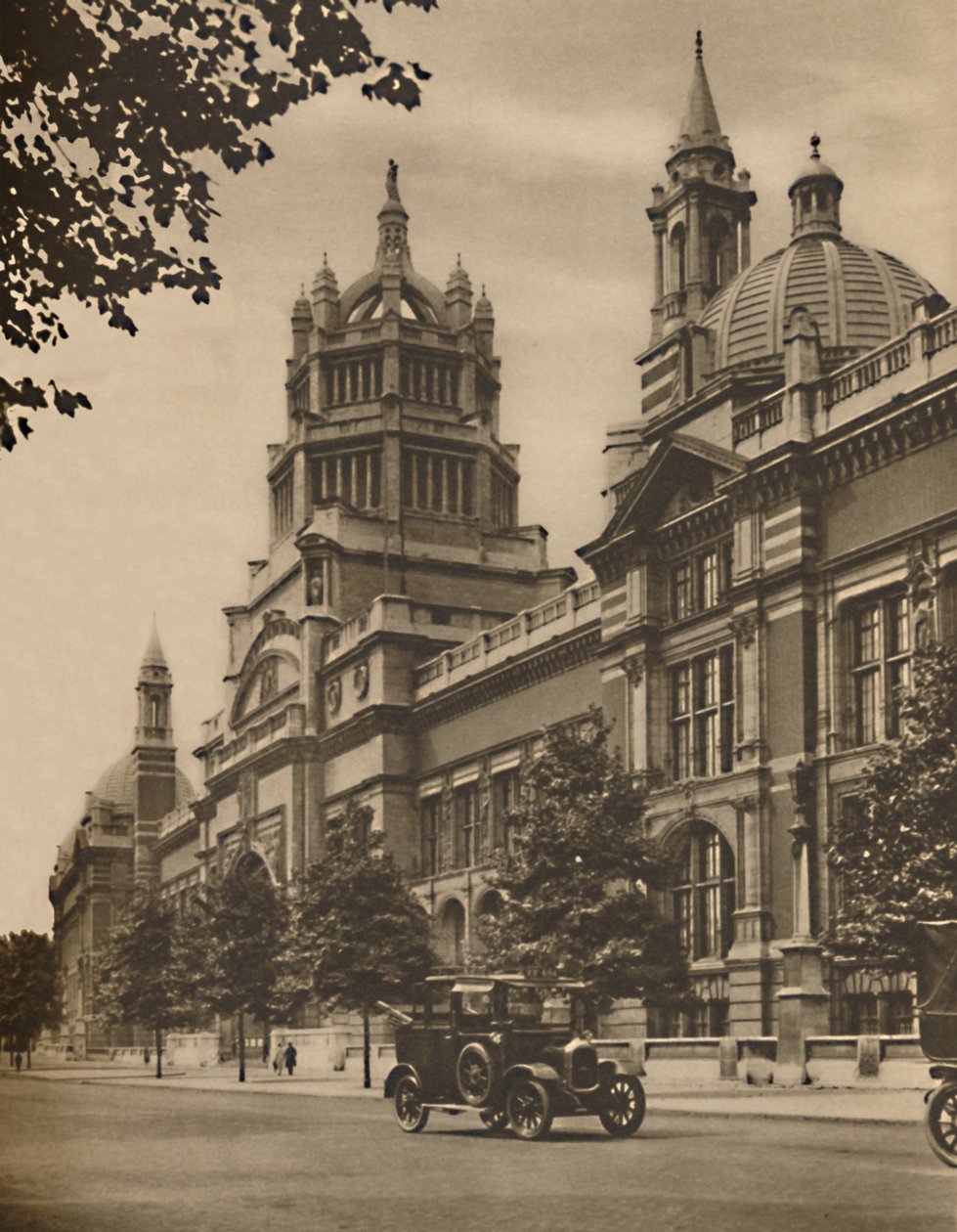 Fachada do Victoria and Albert Museum In Cromwell Road, c1935. de Donald McLeish