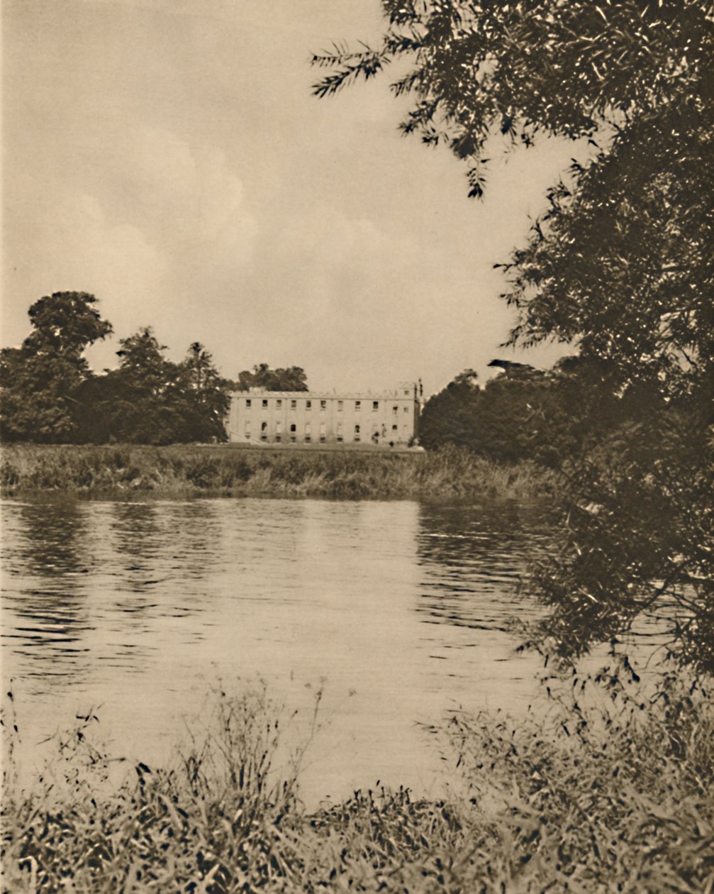 A Tamisa justa lava os bancos Reedy por Syon House, c1935. de Donald McLeish