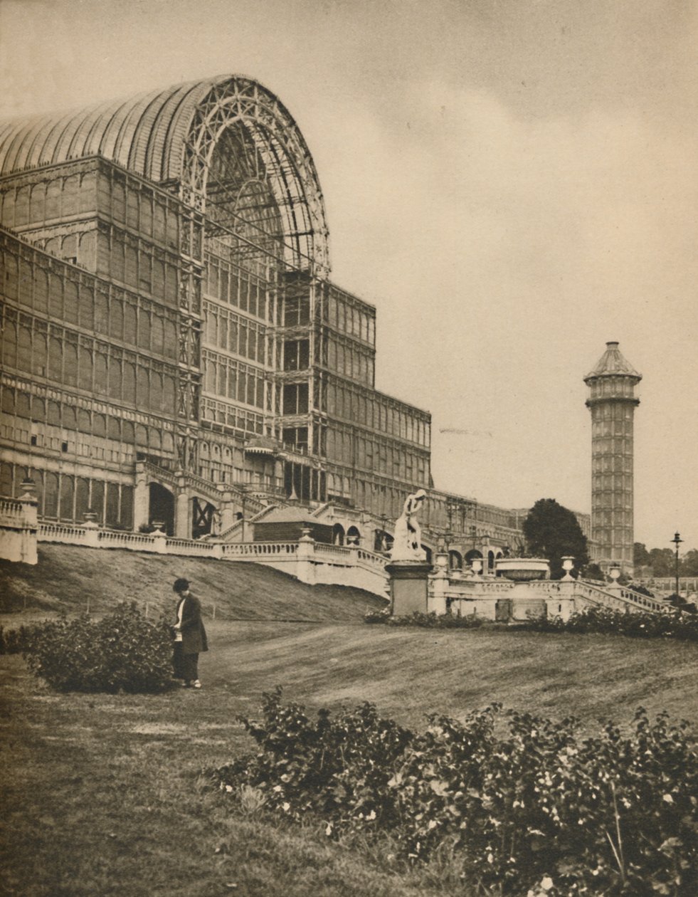 Vidro e vigas do Crystal Palace em Sydenham, c1935. de Donald McLeish