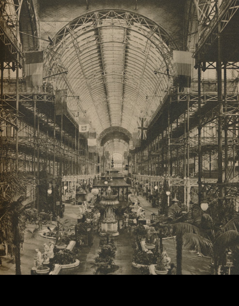 Grande salão com seus feixes de aglomeração e água ornamental, c1935. de Donald McLeish