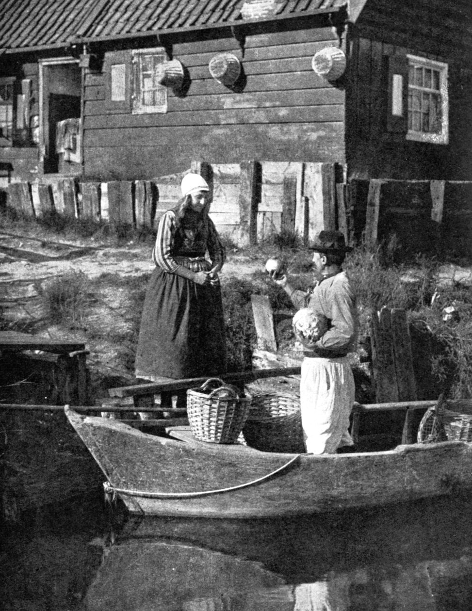 Mercearia trazendo mercadorias de barco, Marken, Holanda, 1936 de Donald McLeish