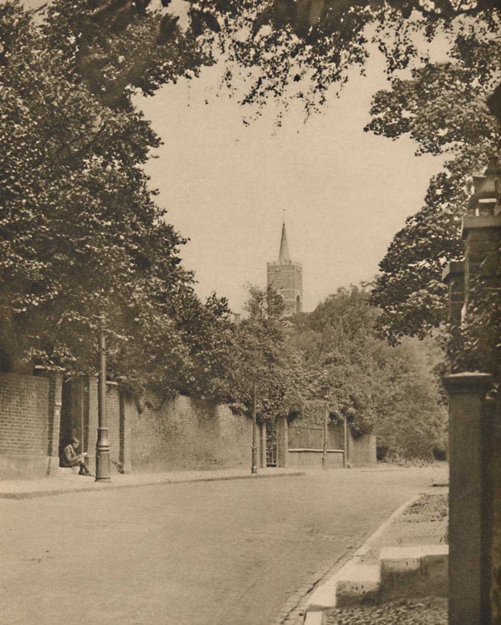 Igreja de Hampstead de entre as paredes frondosas de Frognal Lane, c1935. de Donald McLeish