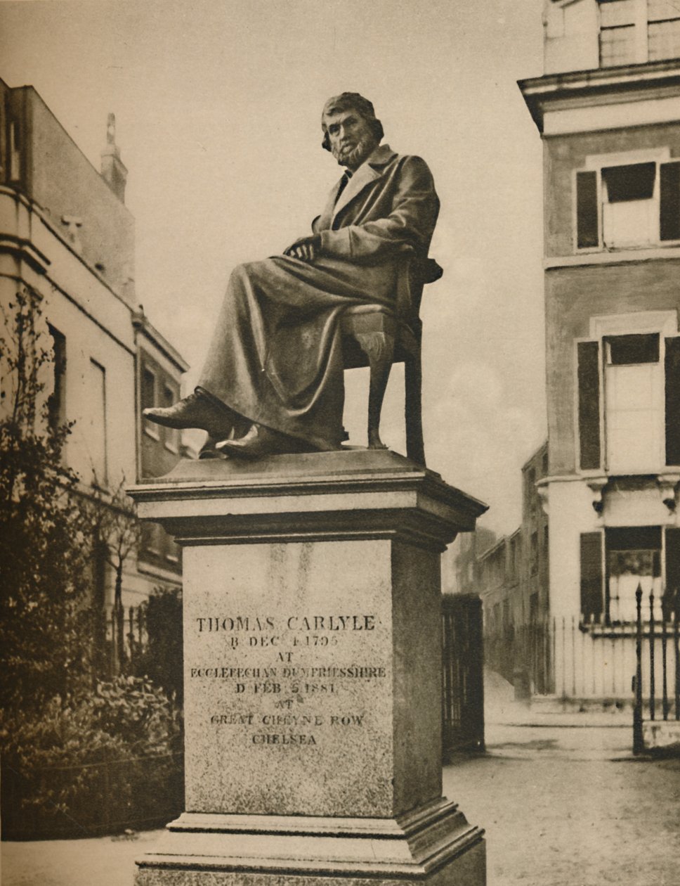 Em Cheyne Walk Gardens, Thomas Carlyle eternamente pondera a filosofia, c1935. de Donald McLeish