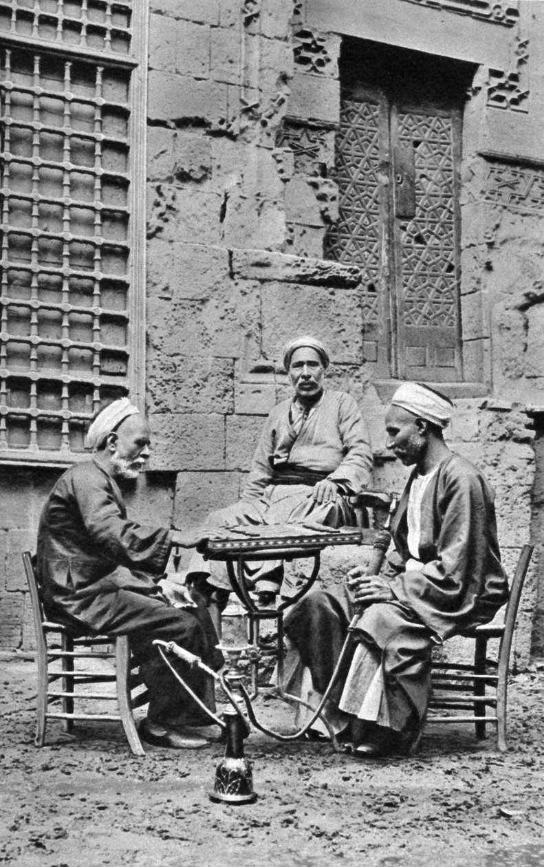Homens relaxando, Cairo, Egito, c1922 de Donald McLeish