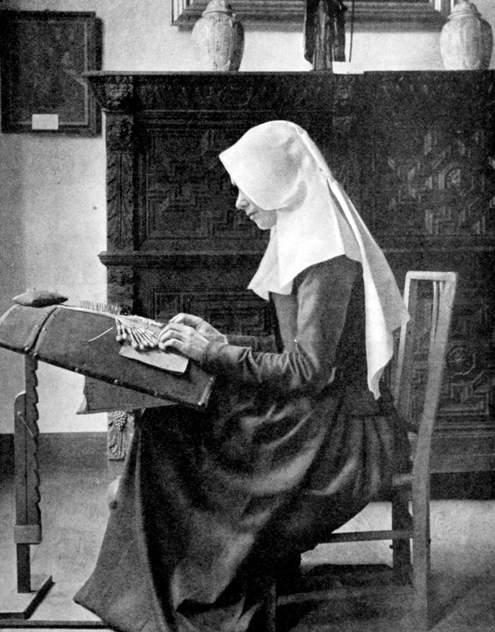 Freira fazendo rendas, Bruges, Bélgica, 1936 de Donald McLeish