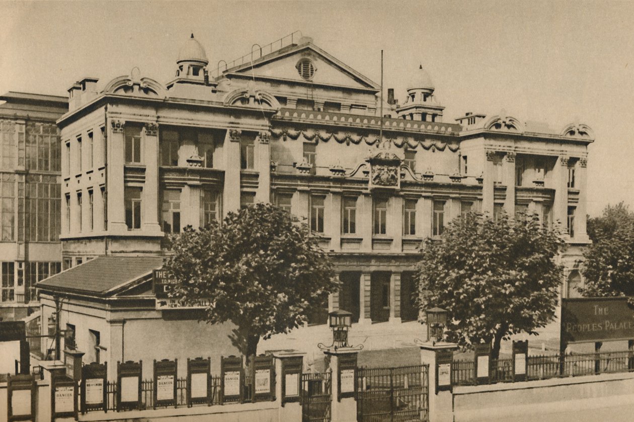 Fora do Palácio dos Povos na Mile End Road, c1935. de Donald McLeish