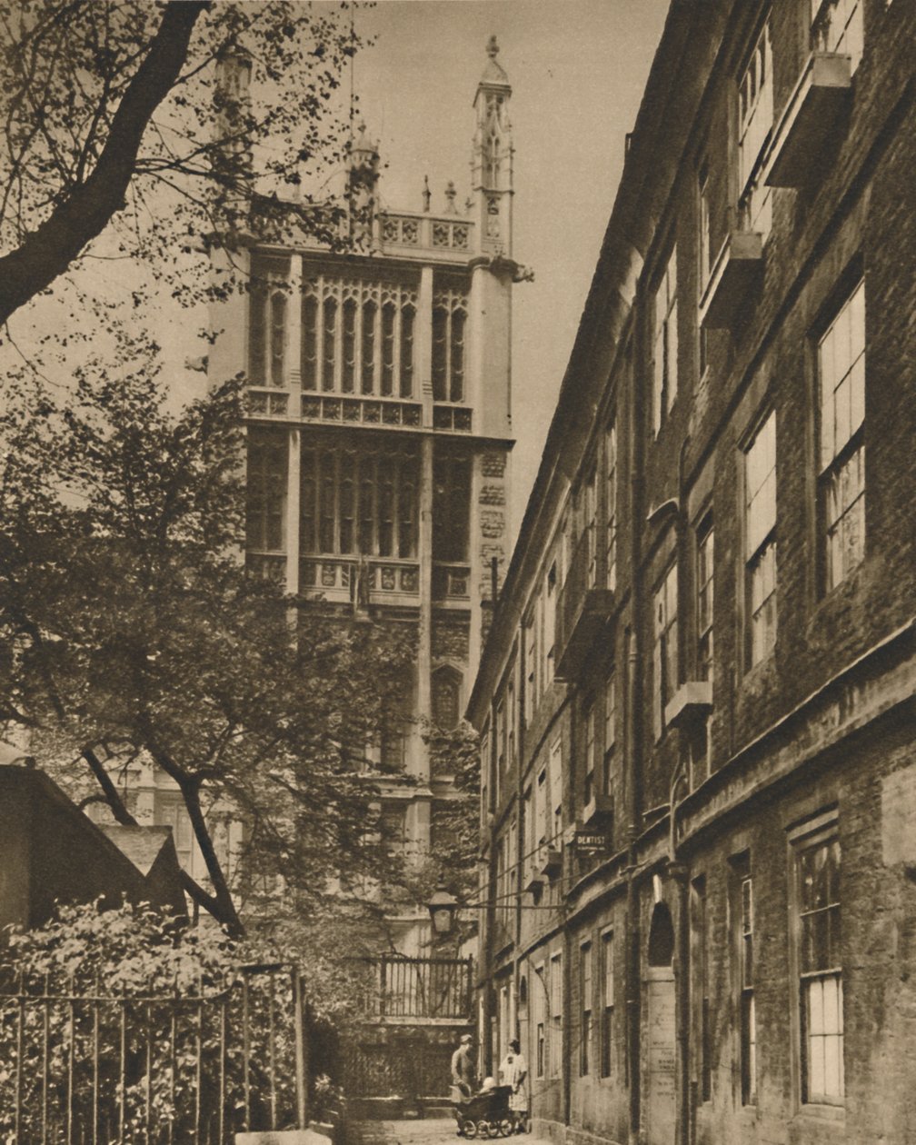 Torre pinnacled do escritório de registros de Cliffords Inn, c1935. de Donald McLeish