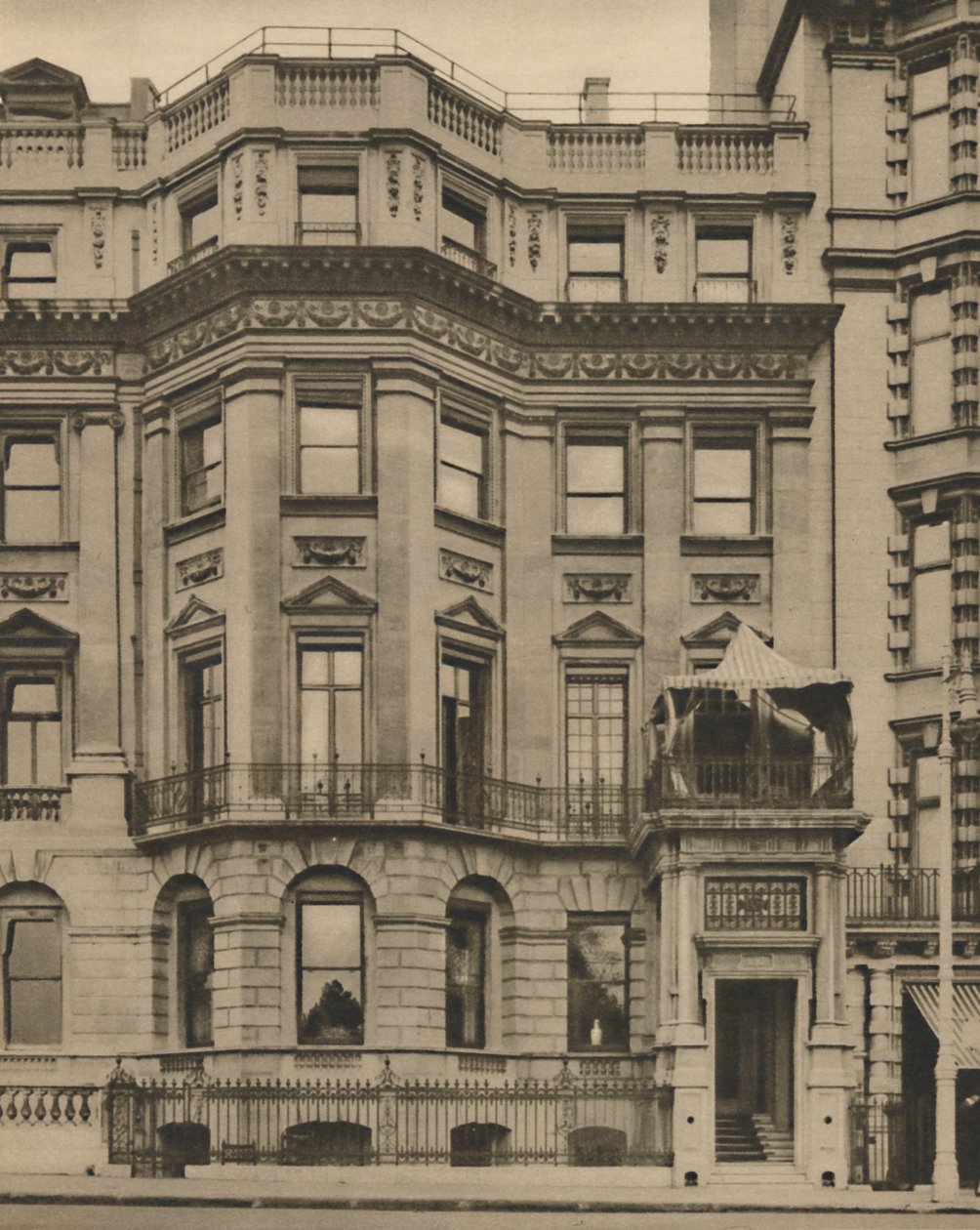Instalações do Lyceum Club In An Historic House, c1935. de Donald McLeish