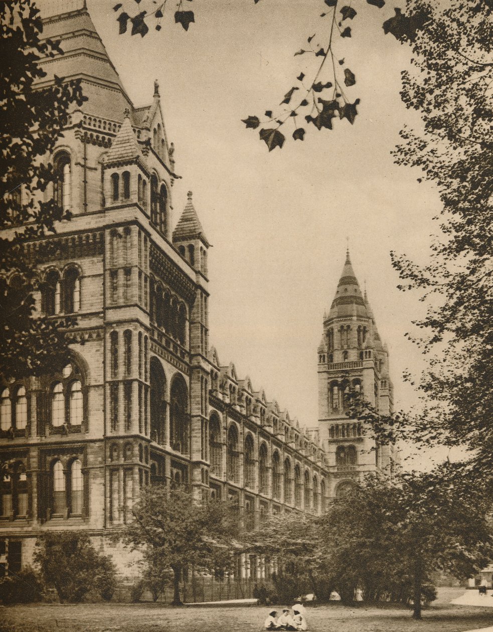 Frente românica do Museu de História Natural, c1935. de Donald McLeish