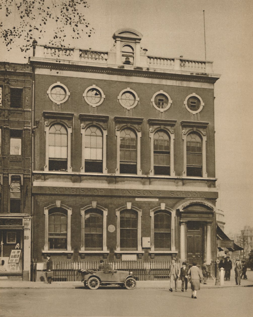 Escola em Leicester Square, no site da Hogarths House, c1935. de Donald McLeish