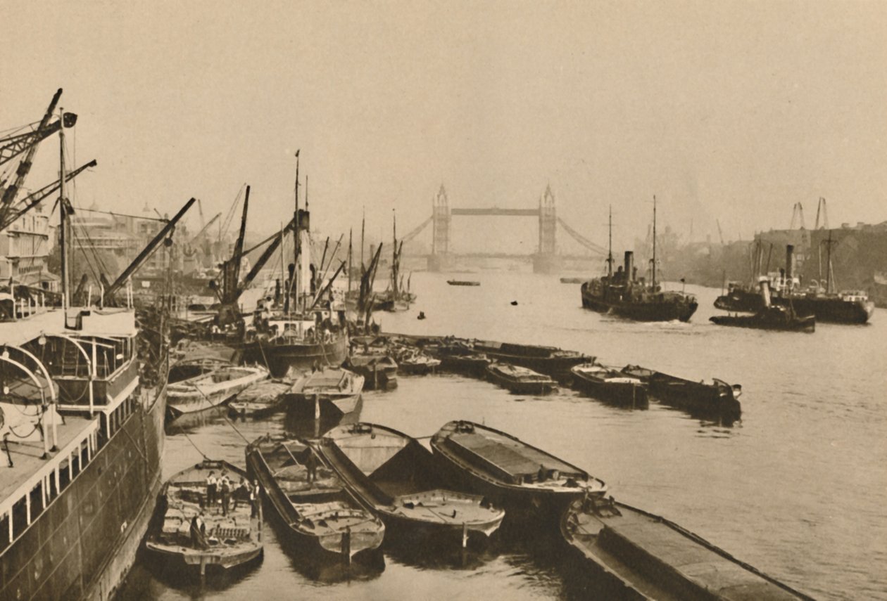Envio no Pool de Londres: Vista da London Bridge para Tower Bridge, c1935. de Donald McLeish