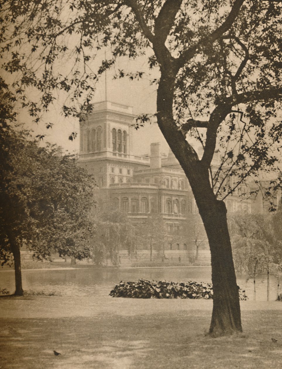 St. Jamess Park e o lago olhando para o Foreign Office, c1935. de Donald McLeish