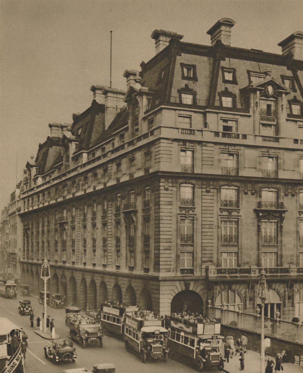O Ritz no site dos hotéis de muitas gerações, c1935. de Donald McLeish