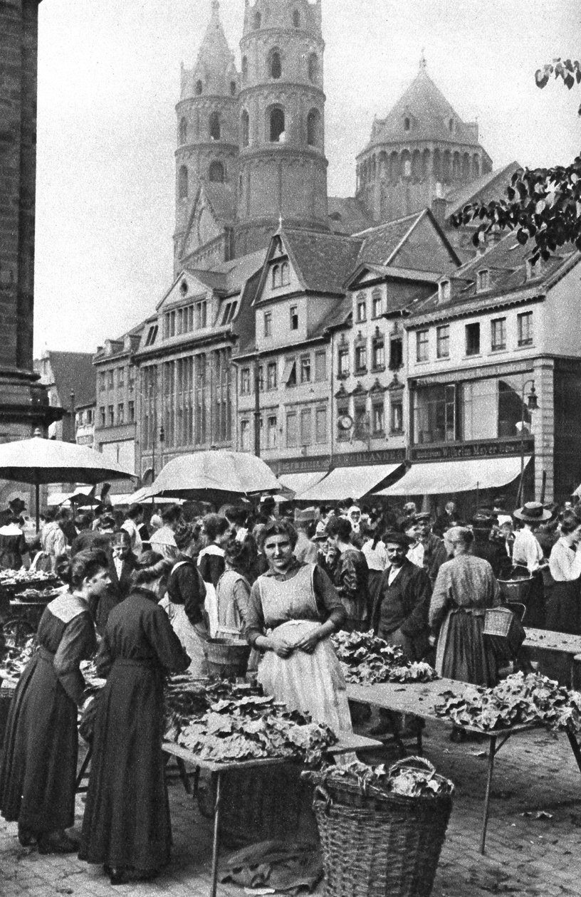 O mercado na Catedral de Worms, Worms, Alemanha, 1922. de Donald McLeish