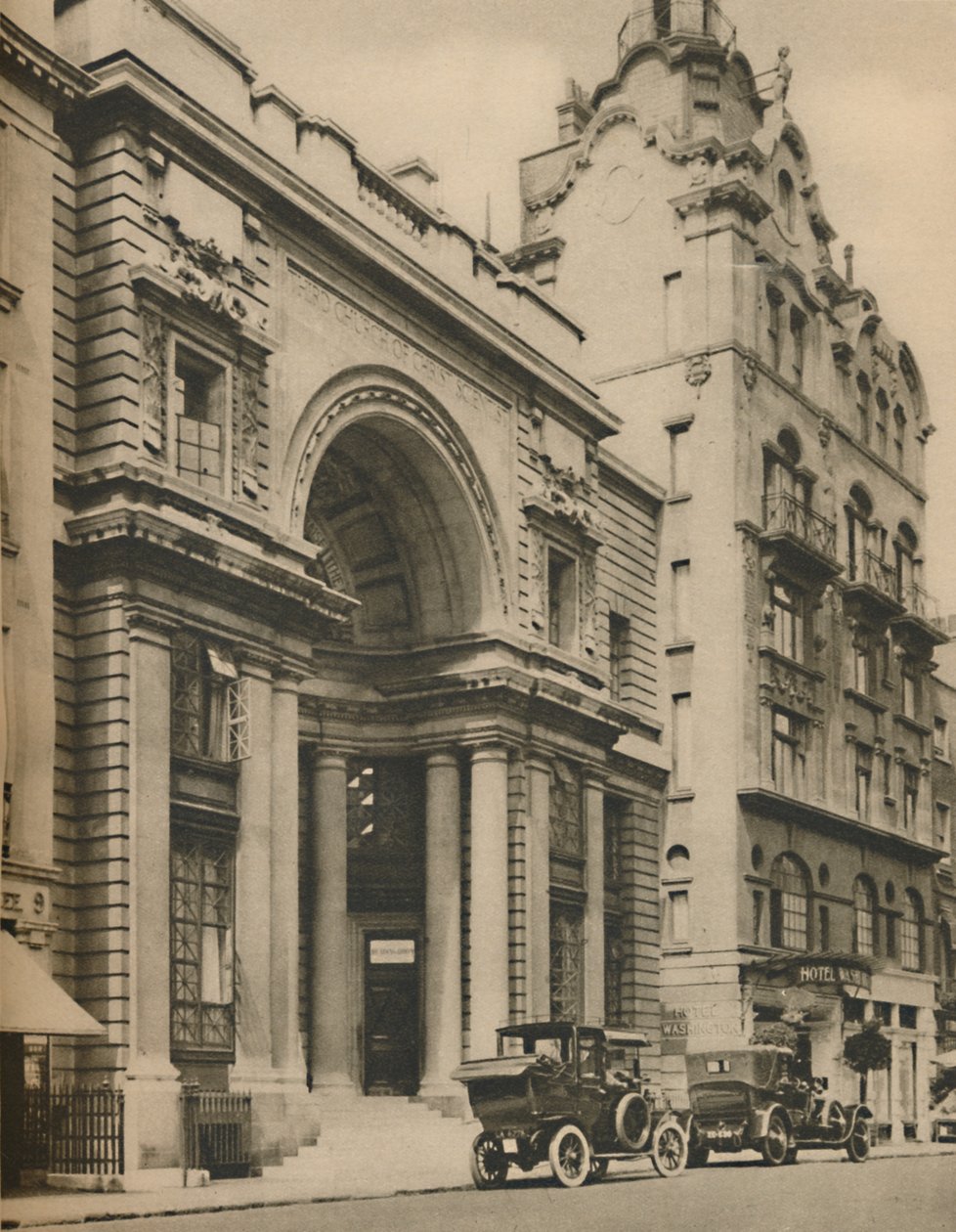 Terceiro cientista da Igreja de Cristo em Curzon Street, c1935. de Donald McLeish
