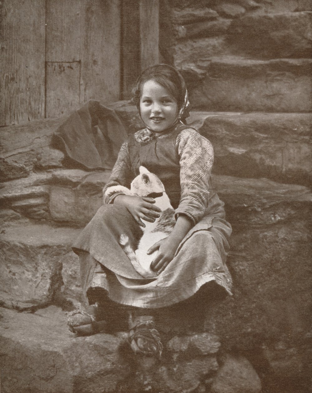 Dois pequenos aldeões suíços em Hospenthal, 1916 de Donald McLeish