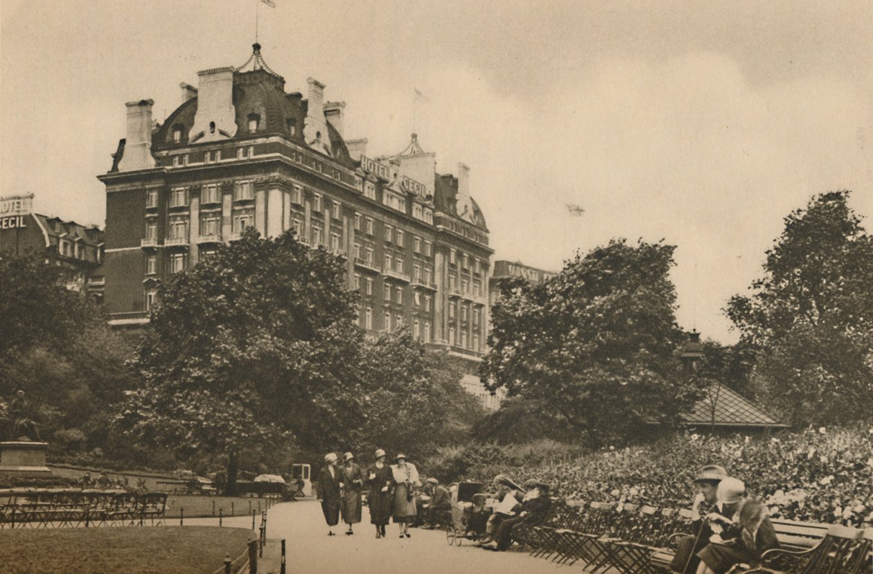 Seção da rua Villiers do Victoria Garden e uma vista do hotel Cecil, c1935. de Donald McLeish