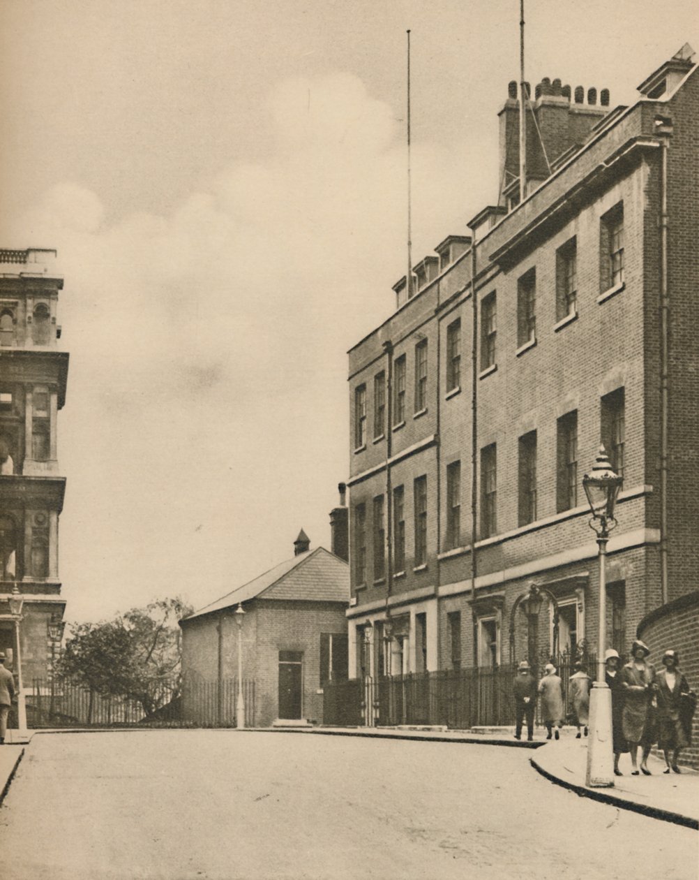 West End de Downing Street, nº 10 e um vislumbre do Foreign Office, c1935. de Donald McLeish
