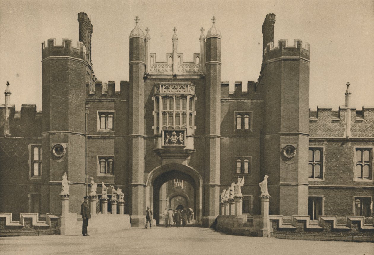 Fachada ocidental de Wolseys do palácio de Hampton Court e da ponte disinterred, c1935. de Donald McLeish